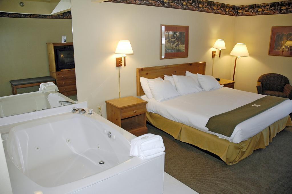 Pellston Lodge Room photo