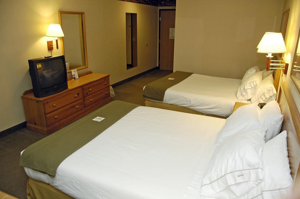 Pellston Lodge Room photo
